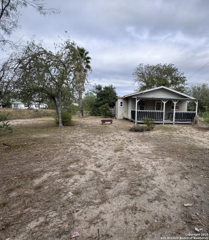 667 N Glenn Avenue La Pryor TX 78872