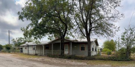667 N Glenn Avenue La Pryor TX 78872