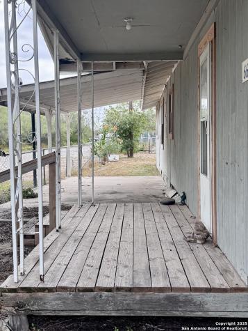 667 N Glenn Avenue La Pryor TX 78872