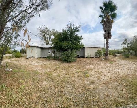667 N Glenn Avenue La Pryor TX 78872