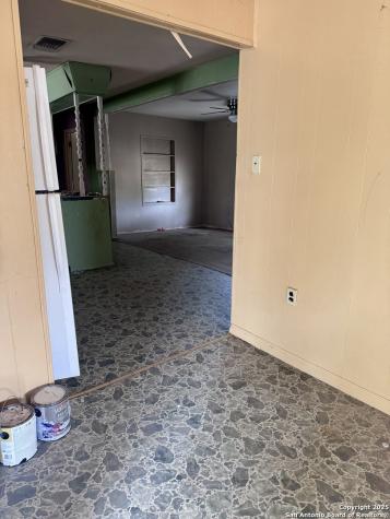 667 N Glenn Avenue La Pryor TX 78872