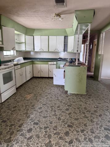 667 N Glenn Avenue La Pryor TX 78872