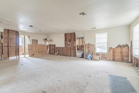 1714 W Constantinople Castroville TX 78009