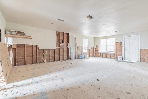 1714 W Constantinople Castroville TX 78009