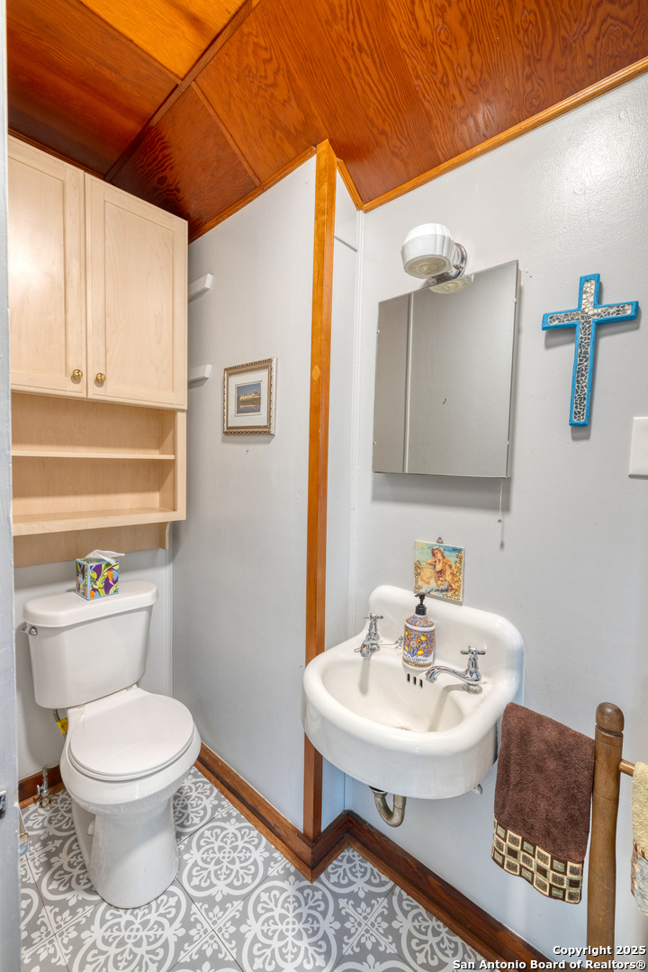 1100 N High Uvalde TX 78801