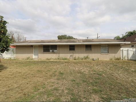 1603 1st Zapata TX 78076
