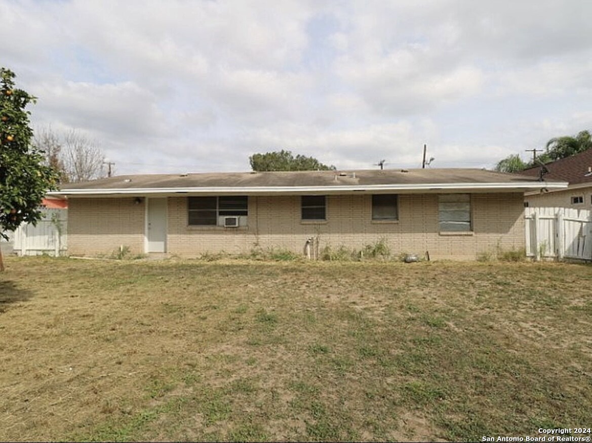 1603 1st Zapata TX 78076