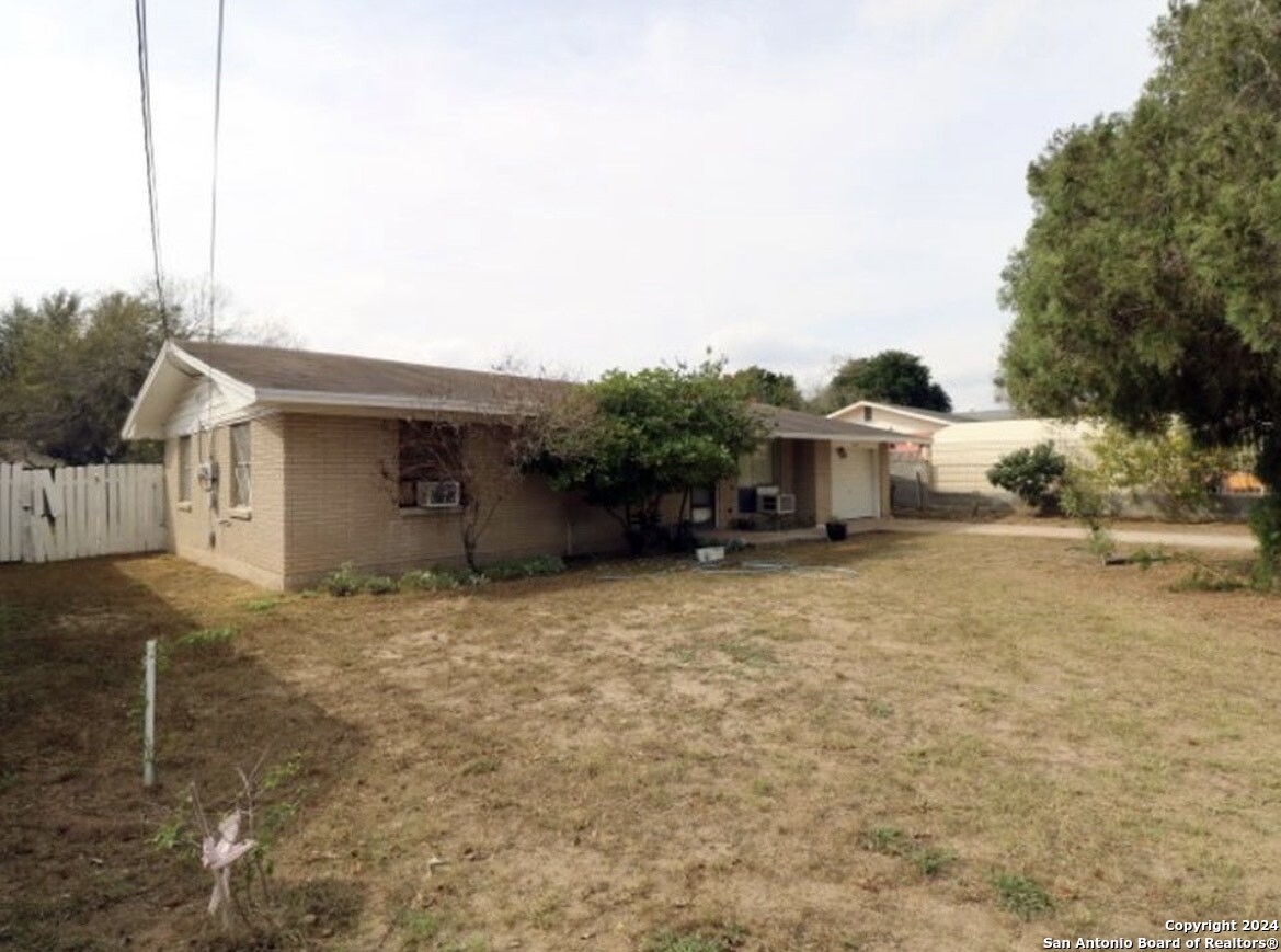 1603 1st Zapata TX 78076