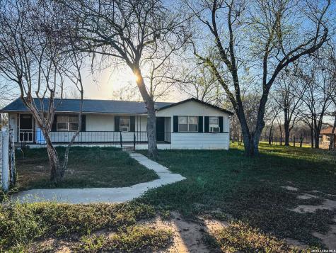 1207 El Paso Stockdale TX 78160