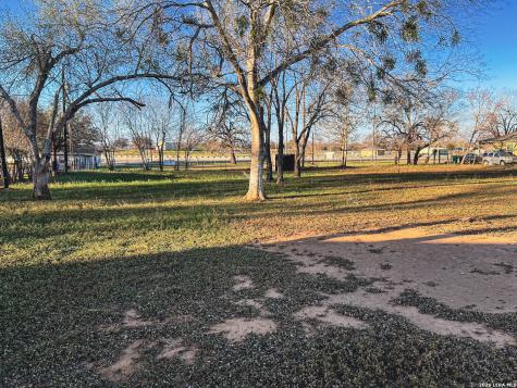 1207 El Paso Stockdale TX 78160
