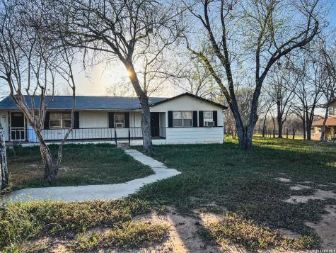 1207 El Paso Stockdale TX 78160