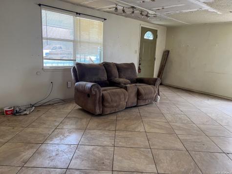 1207 El Paso Stockdale TX 78160