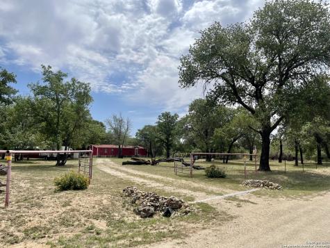 1093 County Road 6711 Natalia TX 78059