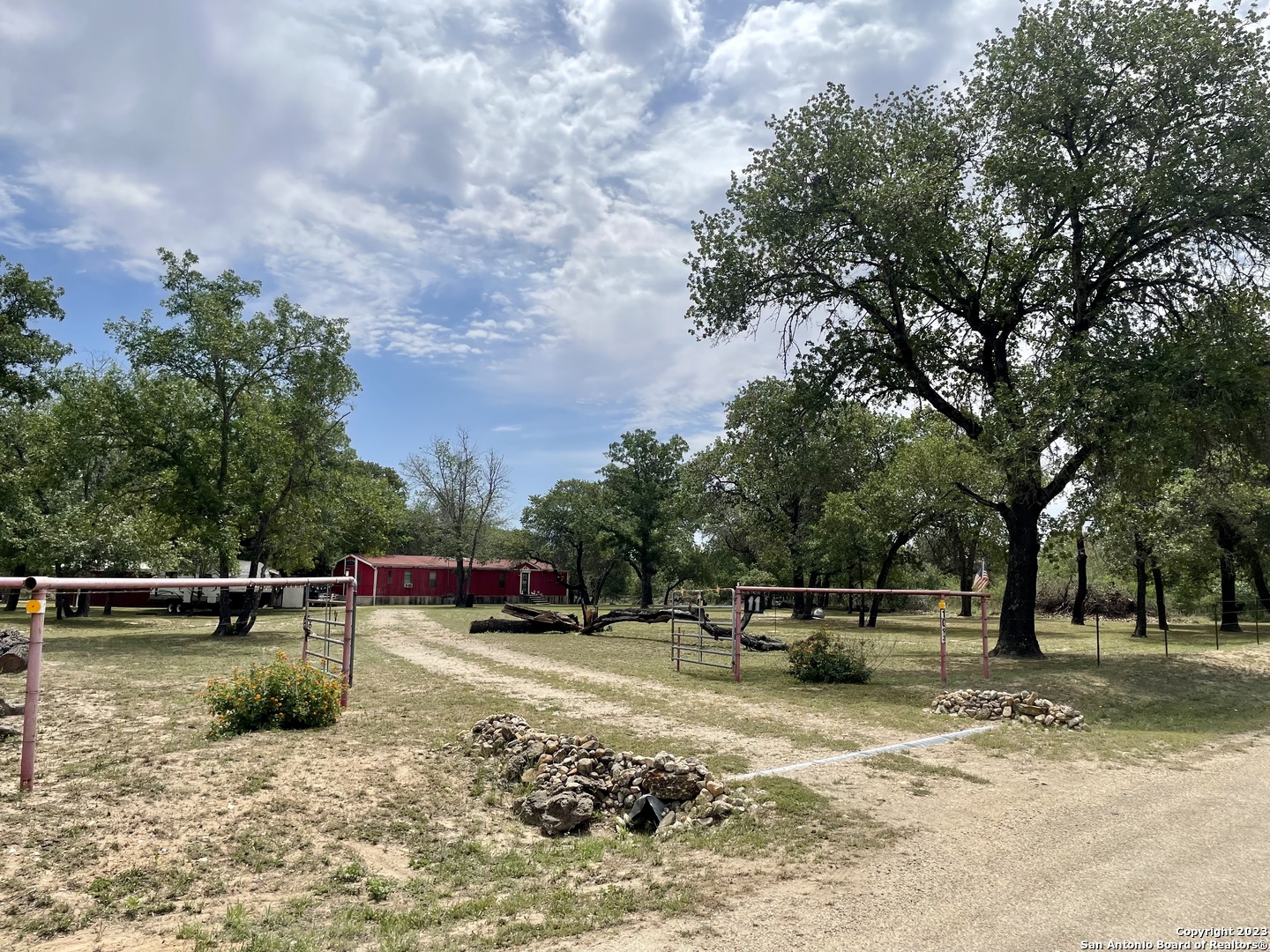 1093 County Road 6711 Natalia TX 78059