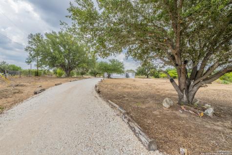 902 Clearview Path Floresville TX 78114