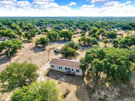 122 Hickory Circle Floresville TX 78114