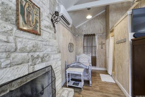 512 Cr 348 (River Road) Concan TX 78838
