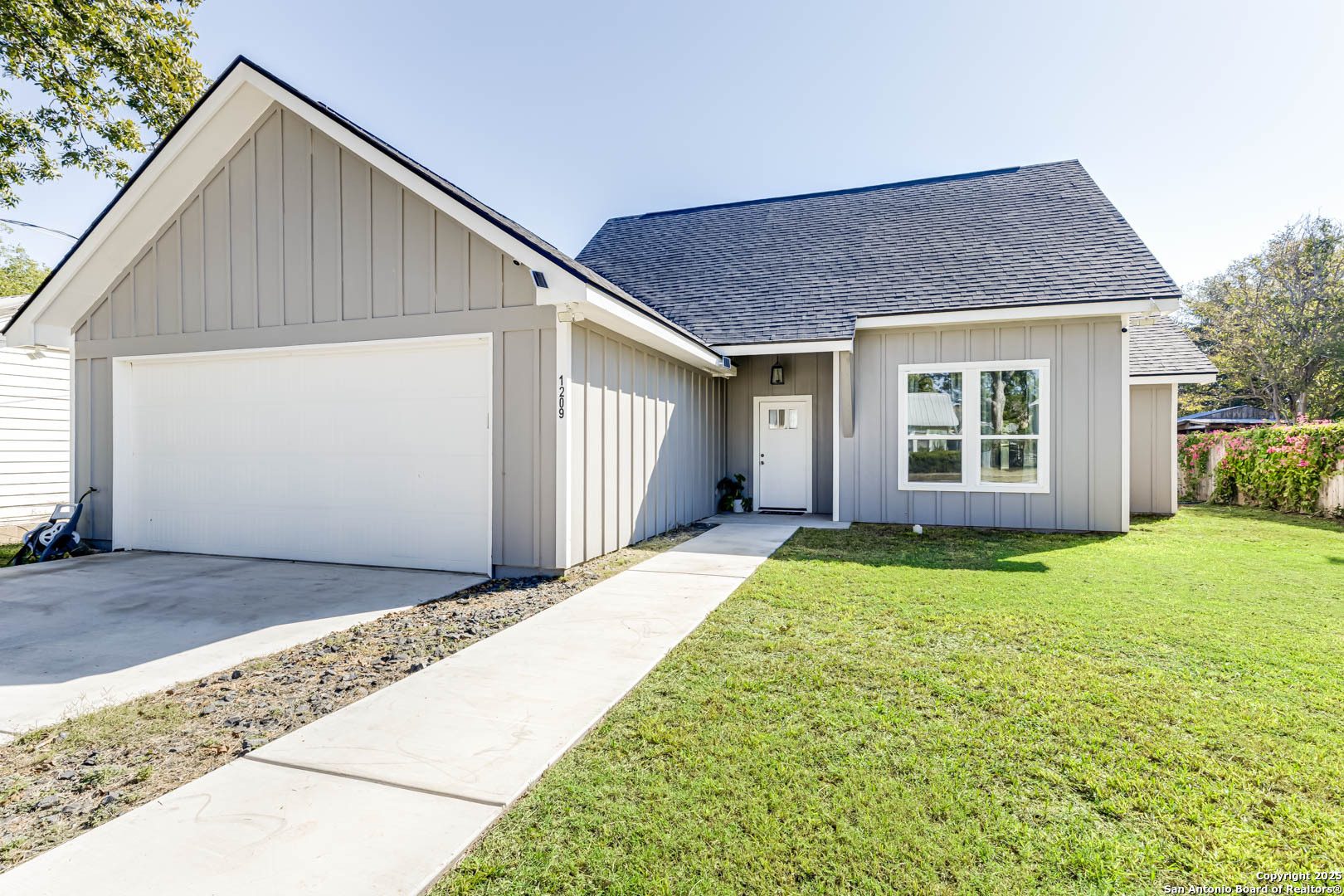 1209 Avenue K Hondo TX 78861