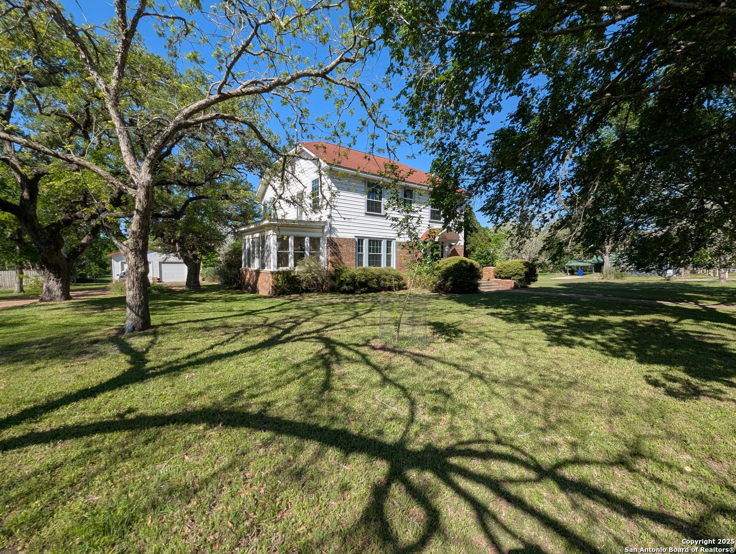 1002 E Gonzales Yoakum TX 77995