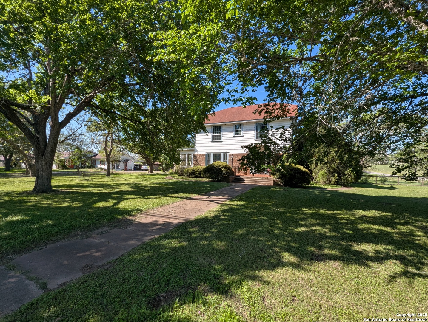 1002 E Gonzales Yoakum TX 77995