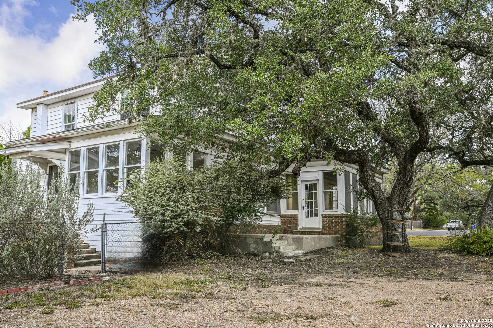 1002 E Gonzales Yoakum TX 77995