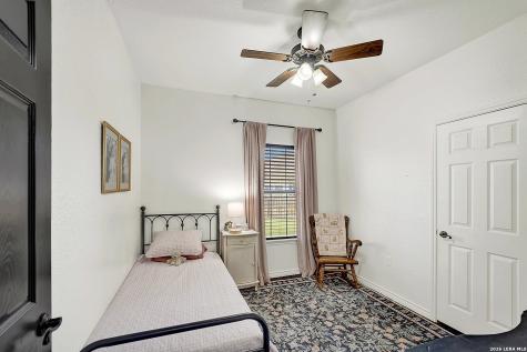 112 Park Way Poth TX 78147