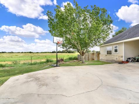 112 Park Way Poth TX 78147