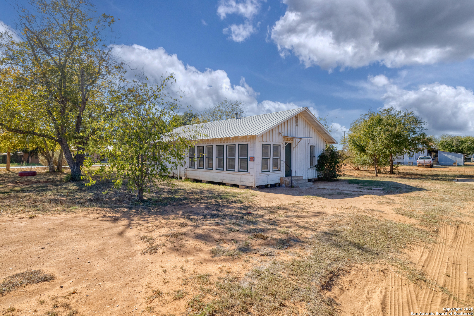 719 E Trinity Pearsall TX 78061