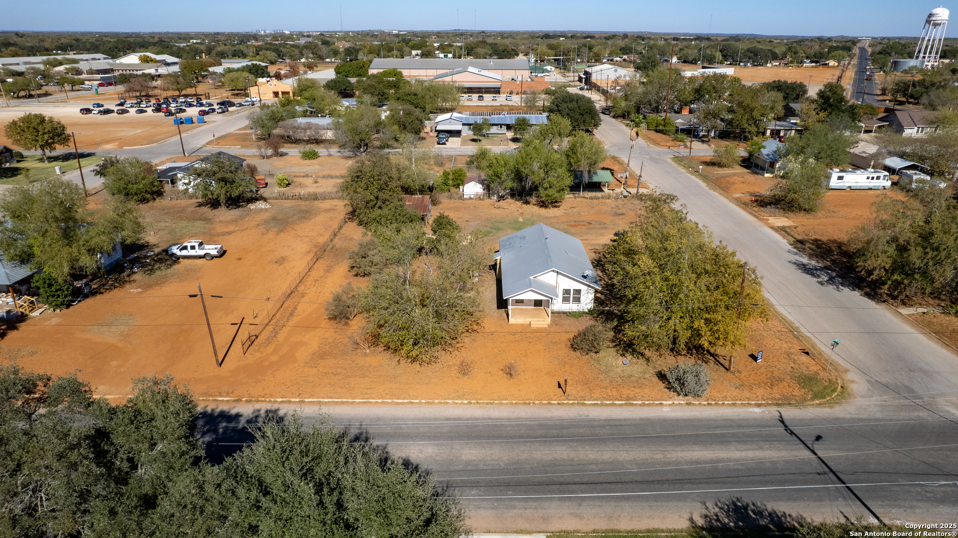 719 E Trinity Pearsall TX 78061