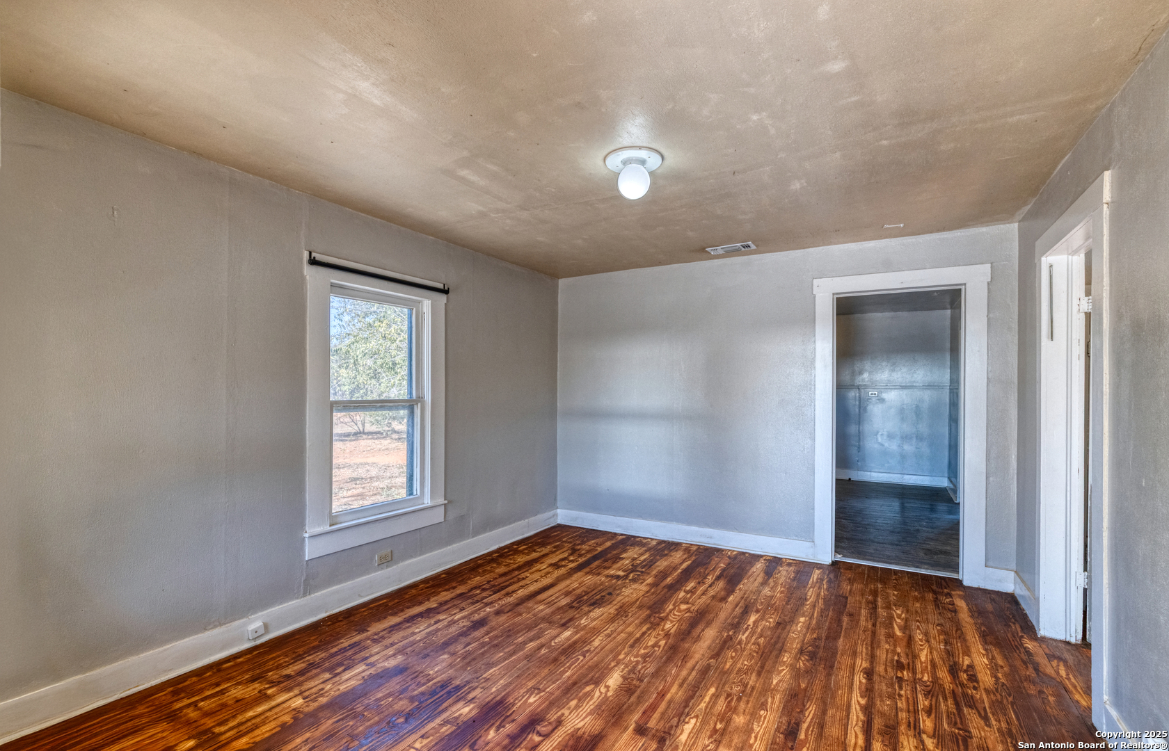 719 E Trinity Pearsall TX 78061