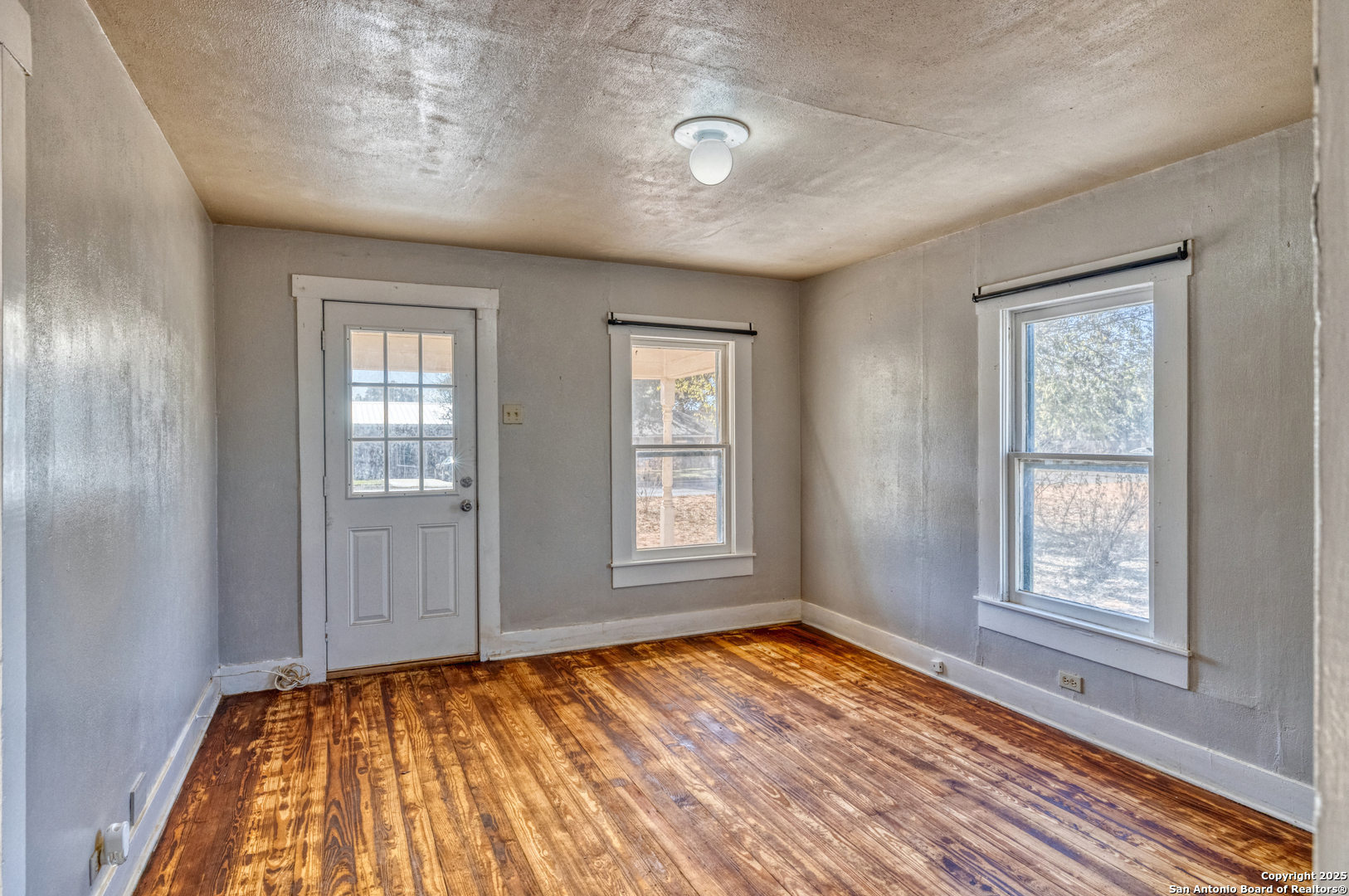 719 E Trinity Pearsall TX 78061