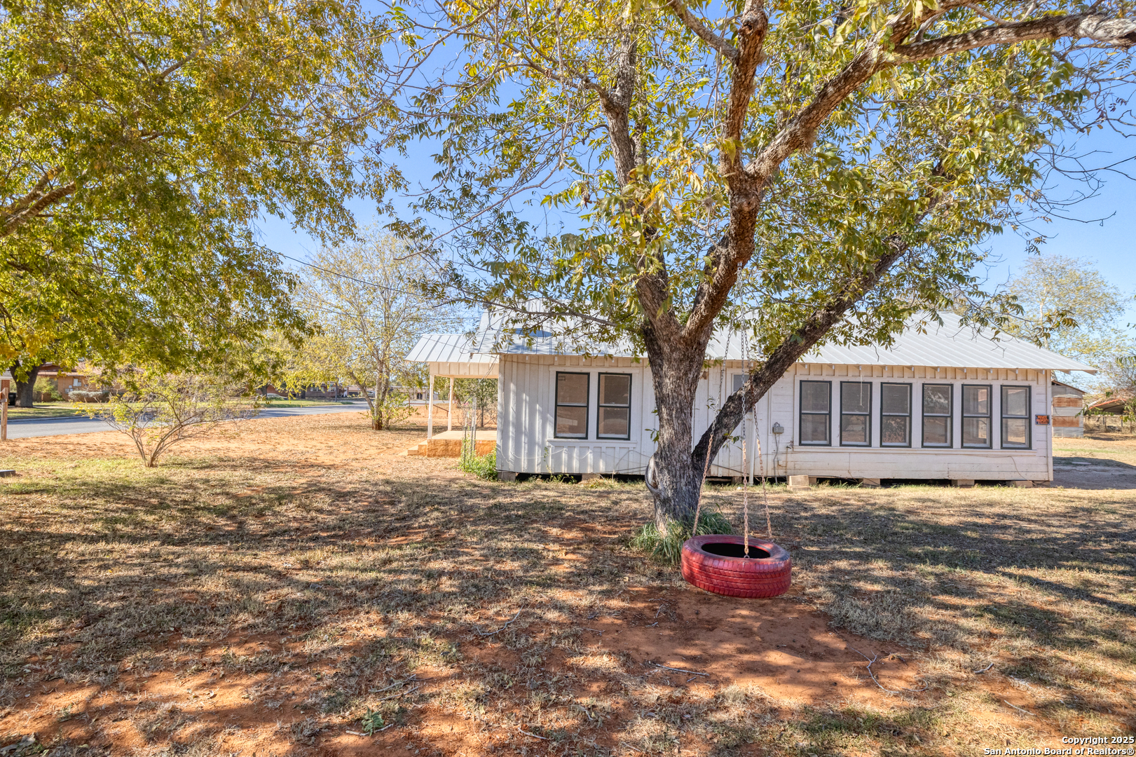 719 E Trinity Pearsall TX 78061