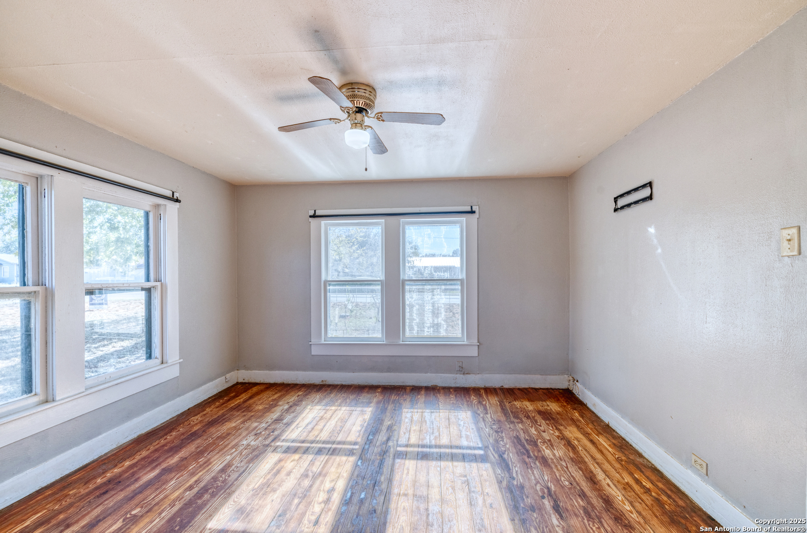 719 E Trinity Pearsall TX 78061