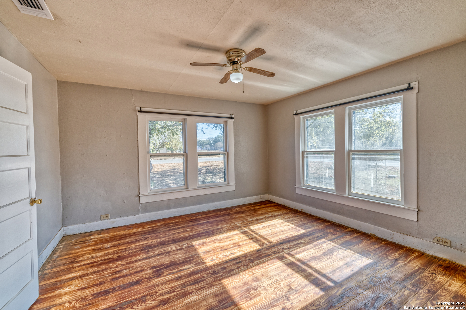 719 E Trinity Pearsall TX 78061
