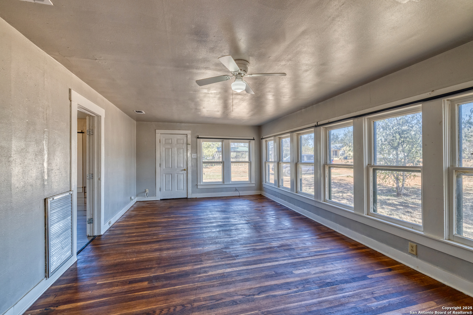 719 E Trinity Pearsall TX 78061