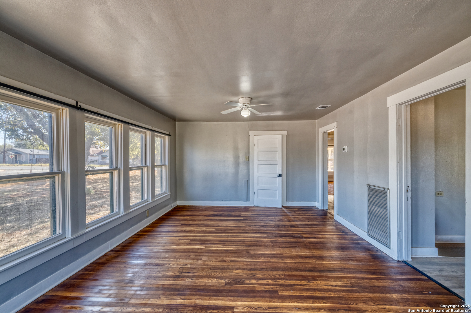 719 E Trinity Pearsall TX 78061