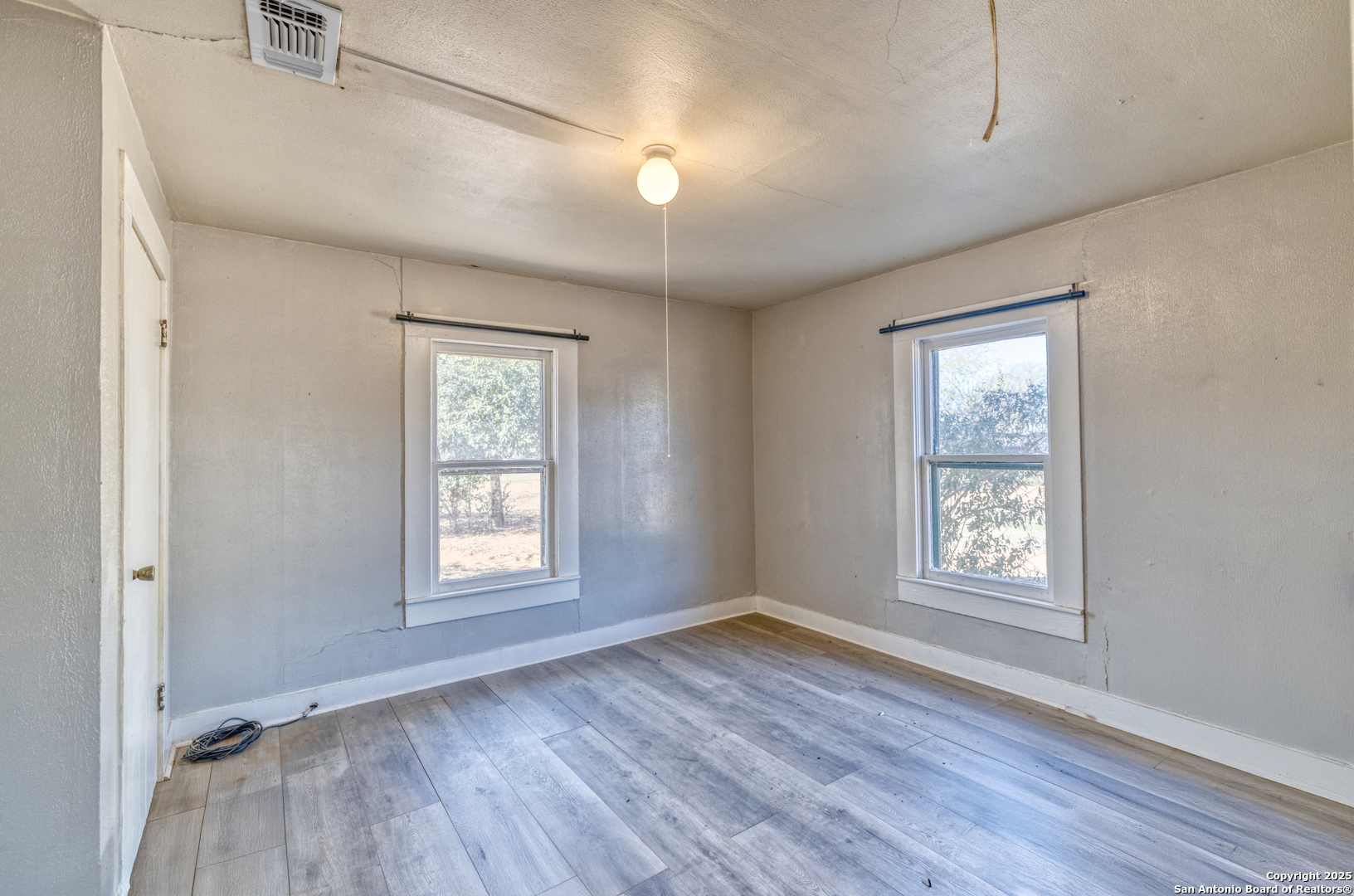 719 E Trinity Pearsall TX 78061