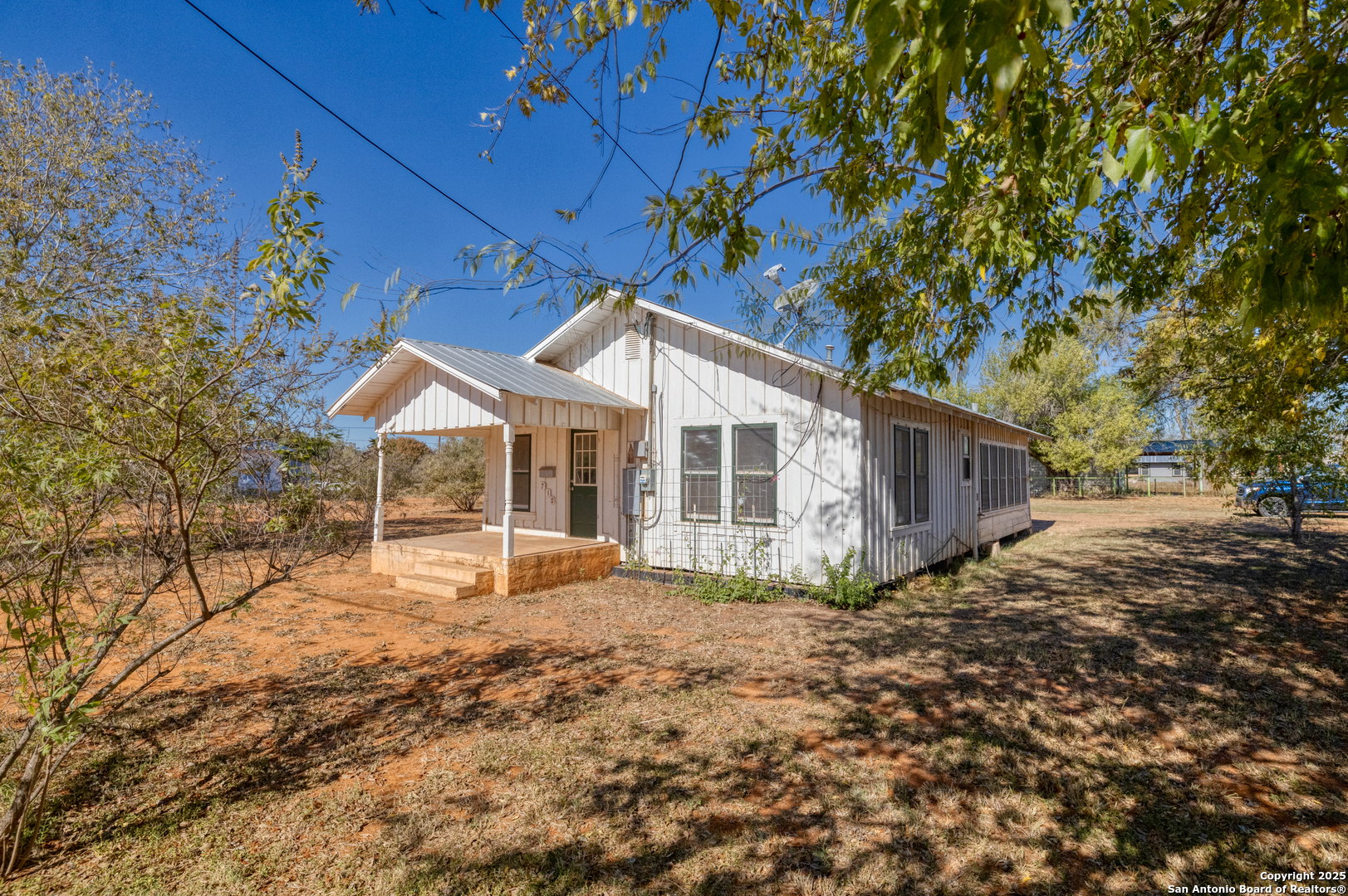 719 E Trinity Pearsall TX 78061