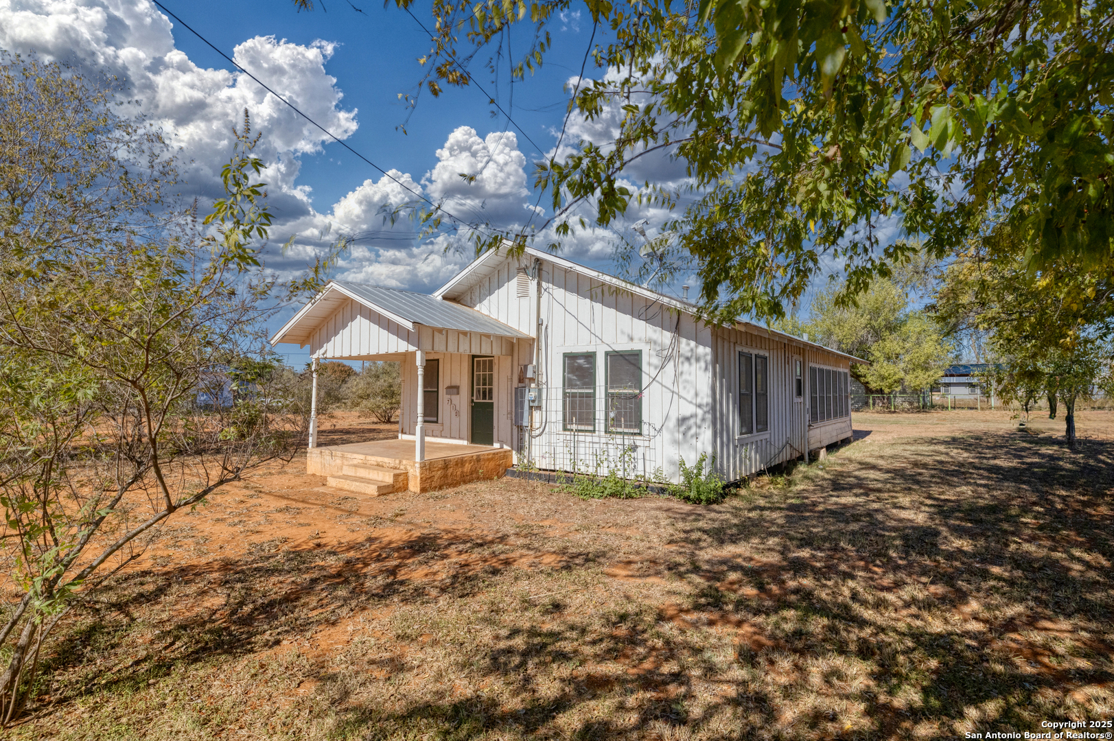 719 E Trinity Pearsall TX 78061