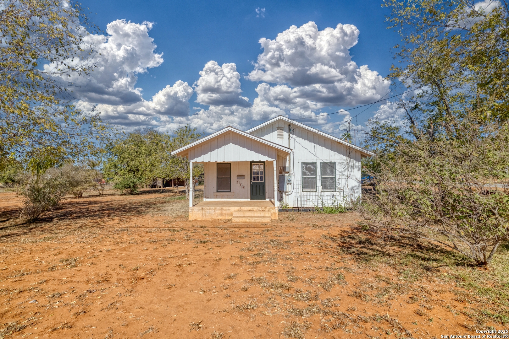719 E Trinity Pearsall TX 78061