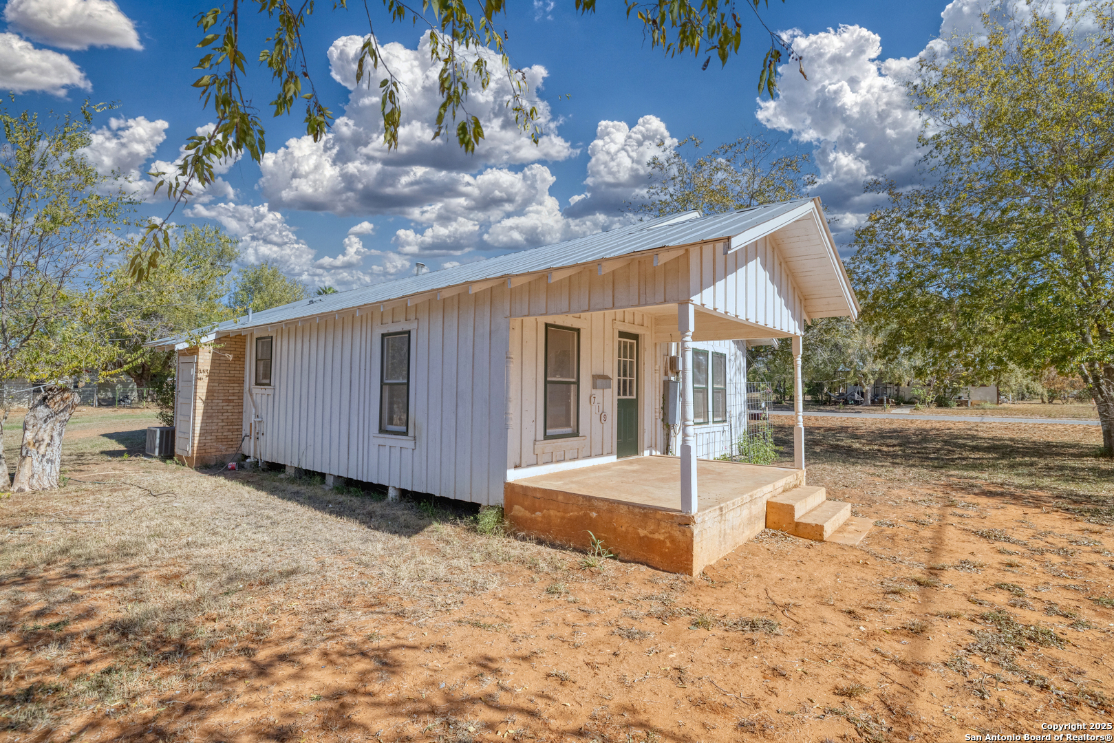 719 E Trinity Pearsall TX 78061