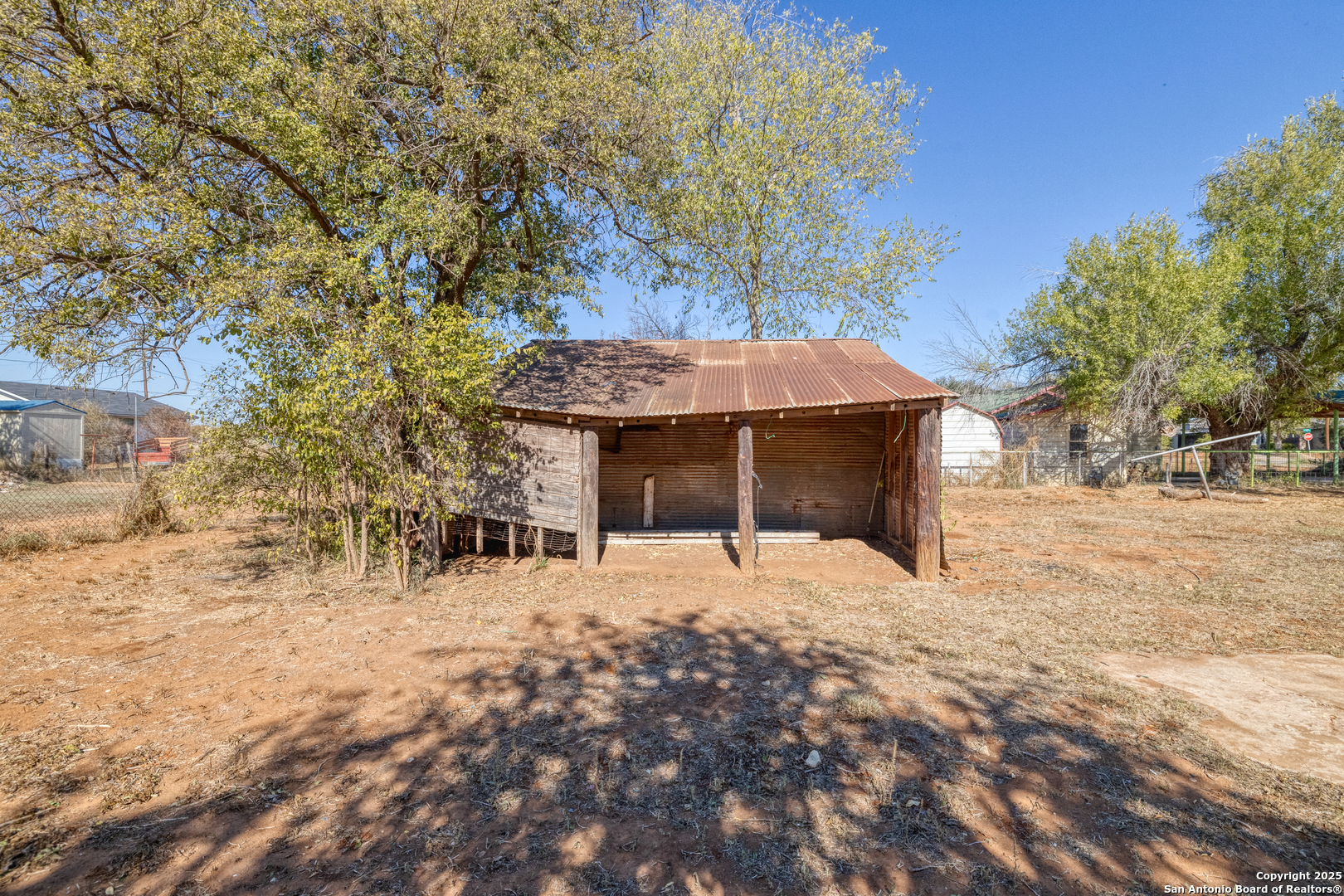 719 E Trinity Pearsall TX 78061