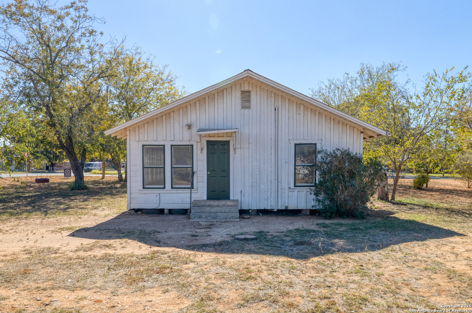719 E Trinity Pearsall TX 78061