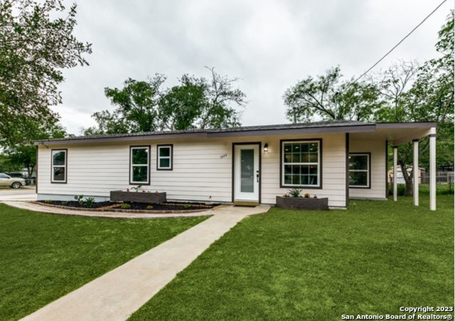 1009 W Goodwin Street Pleasanton TX 78064