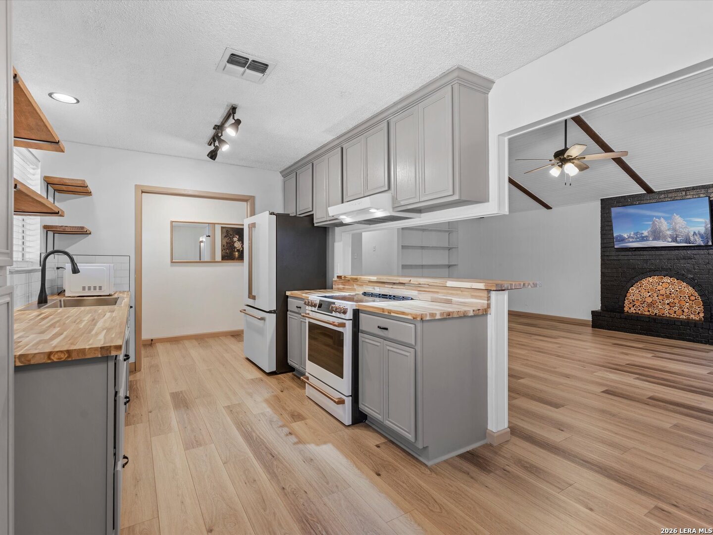 102 Mossridge Universal City TX 78148
