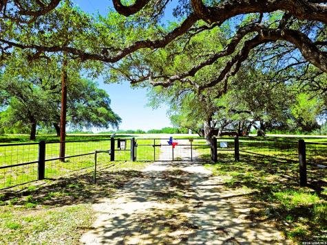 799 County Road 6612 Devine TX 78016