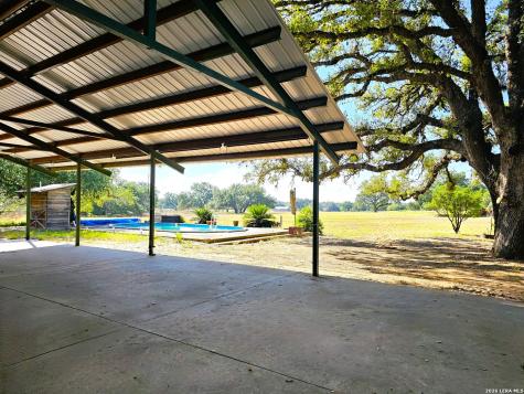 799 County Road 6612 Devine TX 78016