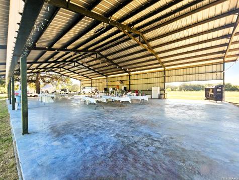 799 County Road 6612 Devine TX 78016