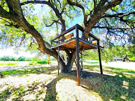 799 County Road 6612 Devine TX 78016
