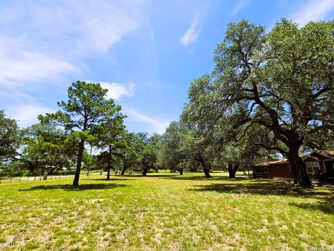 799 County Road 6612 Devine TX 78016